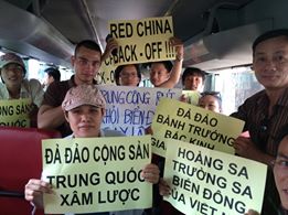 Tranh thủ biểu tình chống TQ trên xe bus miễn phí